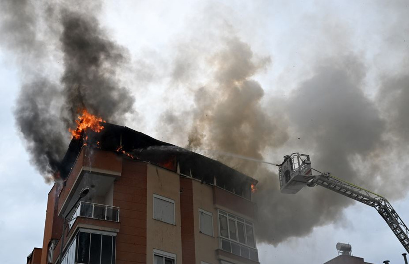 Dubleks dairede çıkan yangın bir anda büyüdü: Binadakiler tahliye edildi - Resim : 3