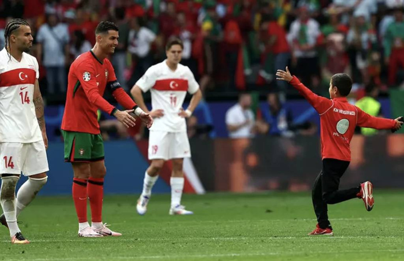 Sahaya Atlayıp Ronaldo'yla Selfie Çekti: O Çocuk Bakın Kim Çıktı! - Fotoğraf: 2