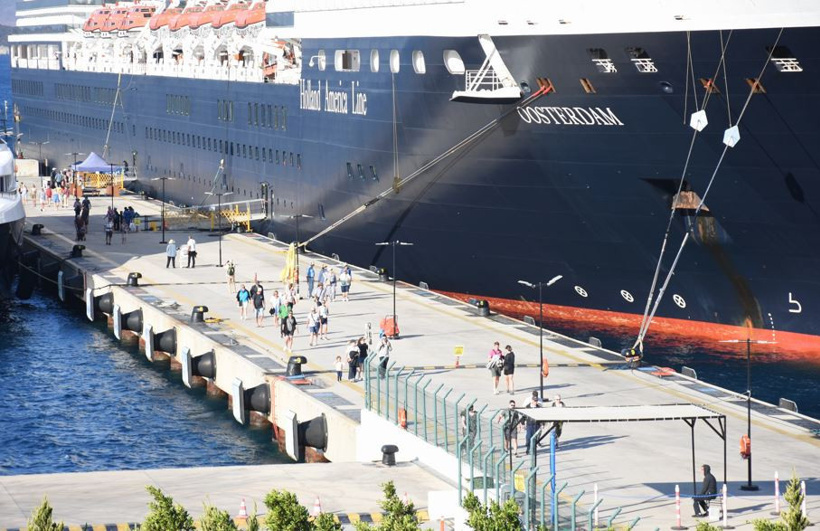 285 metrelik dev gemi limana yanaştı: Turistler ilçeye akın etti - Resim : 3