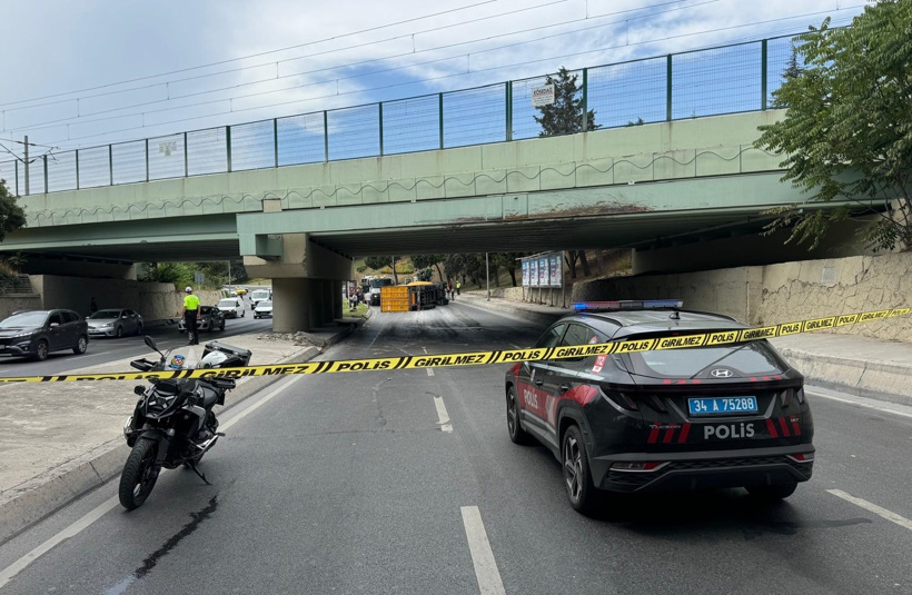 aa-20240827-35493329-35493327-bakirkoyde-ust-gecide-carpan-tir-devrildi.jpg