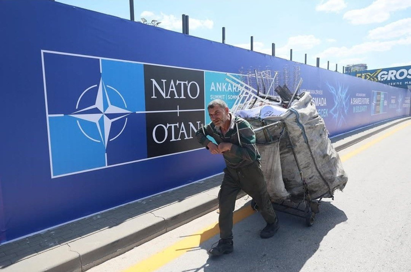 Milyarlık NATO zirvesinde utanç panoları! "Yoksulluk branda ile örtülemez" - Resim : 1