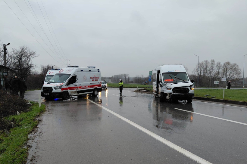 ambulans-ile-servis-minibusu-carpisti-1-1147061-340618.jpg