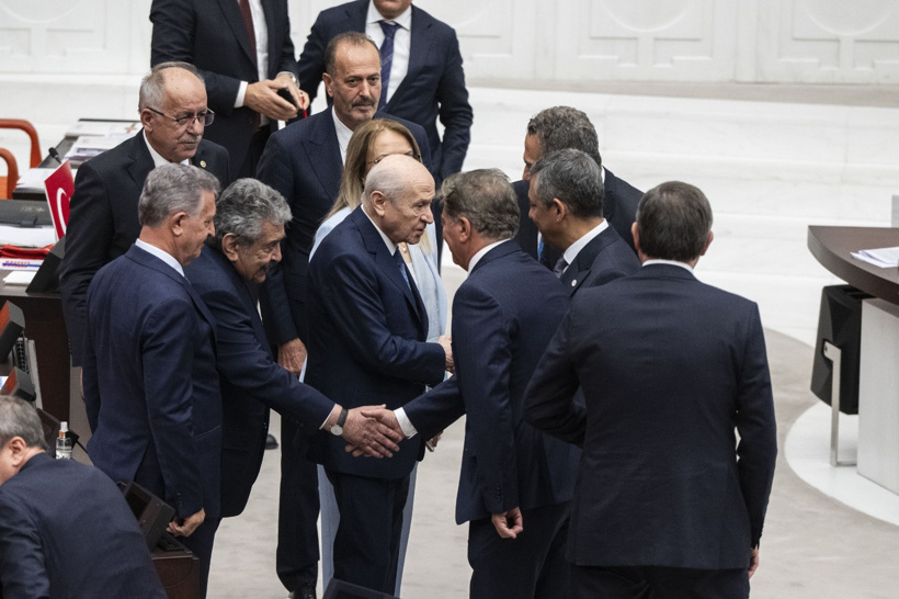 Meclis'te Bahçeli'den Özel'e gülümseten soru: Bir gecede 91 vekile nasıl ulaştınız? - Resim : 1