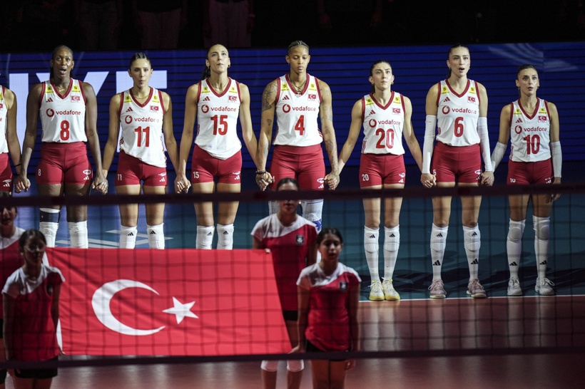 İstiklal Marşı'nı okuduğu için eleştirilen milli voleybolcudan tokat gibi cevap - Fotoğraf: 2