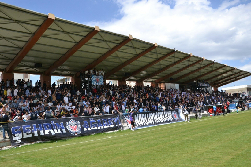Final maçı bitti: Kaleci tribünde taraftara saldırdı - Resim : 1