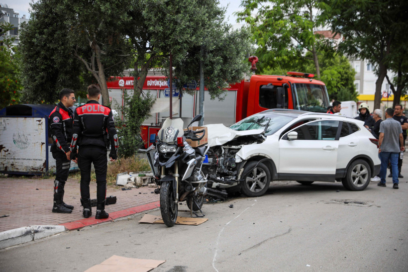 Polis motosikleti otomobille çarpıştı: 2'si memur 3 yaralı - Resim : 1