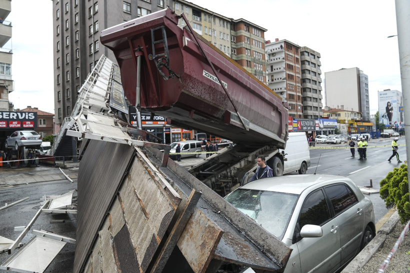Ankara'da korkunç kaza! Üst geçide tır çarptı - Resim : 4