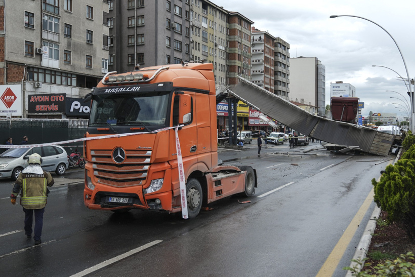 Ankara'da korkunç kaza! Üst geçide tır çarptı - Resim : 10