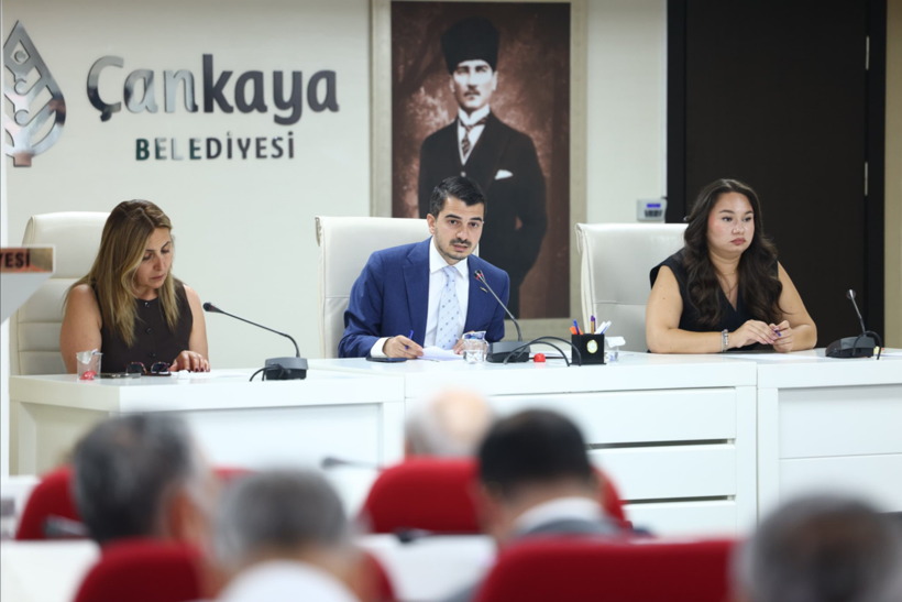 Çankaya Belediyesi'nde Kılıçdaroğlu kavgası çıktı: Meclis'te su şişesi fırlatıldı - Resim : 1