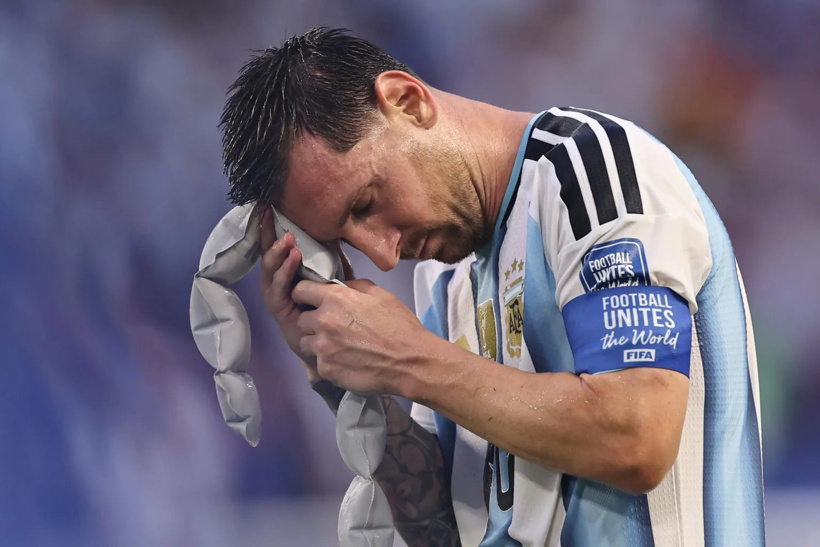 Başına gelene Messi de inanamadı: Kulaklıkla maçı izleyen tribündeki köpek de! - Resim : 3