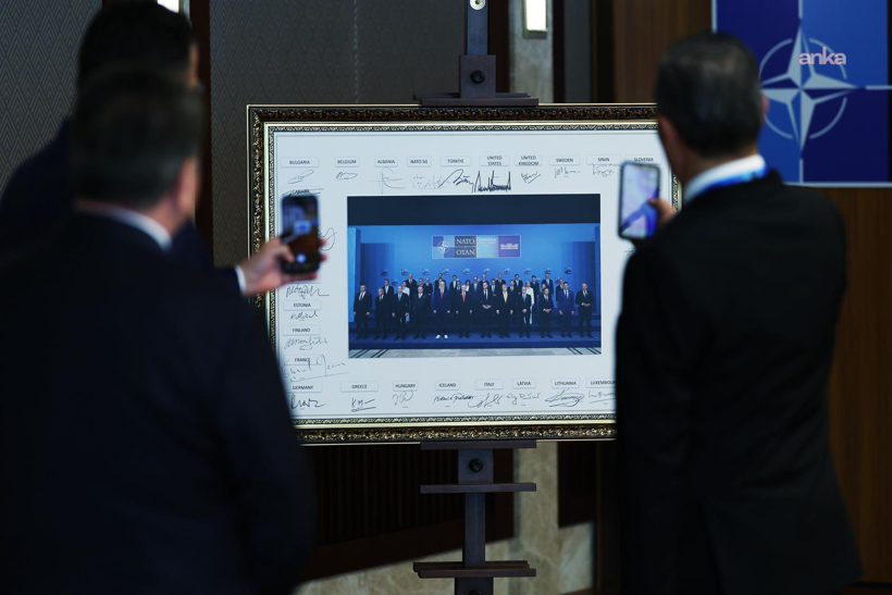 Erdoğan, NATO Ankara Zirvesi liderler tablosunu imzaladı - Resim : 1