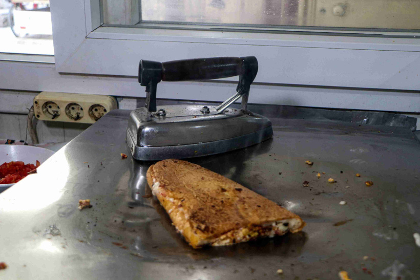 Dünyanın dört bir yanından bu tost için Adana'ya geliyorlar! 50 yıldır aynı ütüyle yapıyor - Resim : 8
