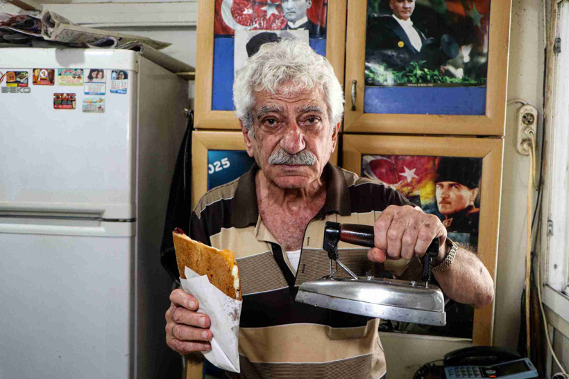 Dünyanın dört bir yanından bu tost için Adana'ya geliyorlar! 50 yıldır aynı ütüyle yapıyor - Resim : 1