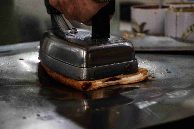 Dünyanın dört bir yanından bu tost için Adana'ya geliyorlar! 50 yıldır aynı ütüyle yapıyor - Resim : 7