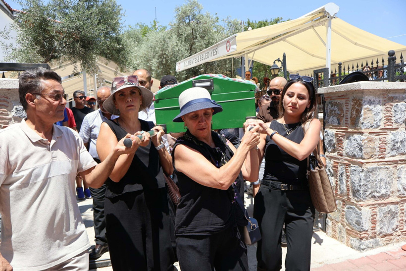 Muğla'da dövülerek katledilen Sevil'in tabutunu kadınlar omuzladı - Resim : 2
