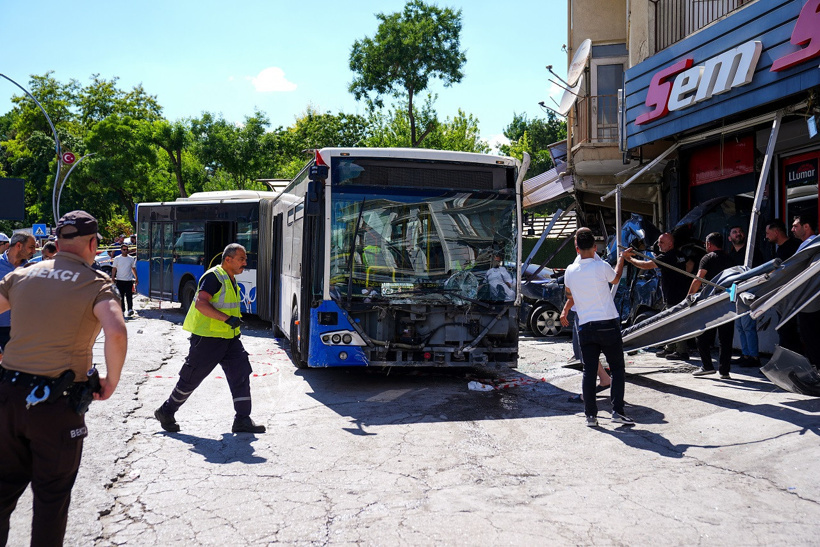 Ankara'da yaşanan dehşetin görüntüleri ortaya çıktı: Otobüs iş yerine böyle daldı! - Resim : 1