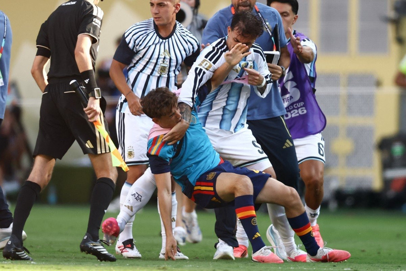 Arjantinli futbolcular İspanyollara saldırdı: Messi ağladı - Resim : 2