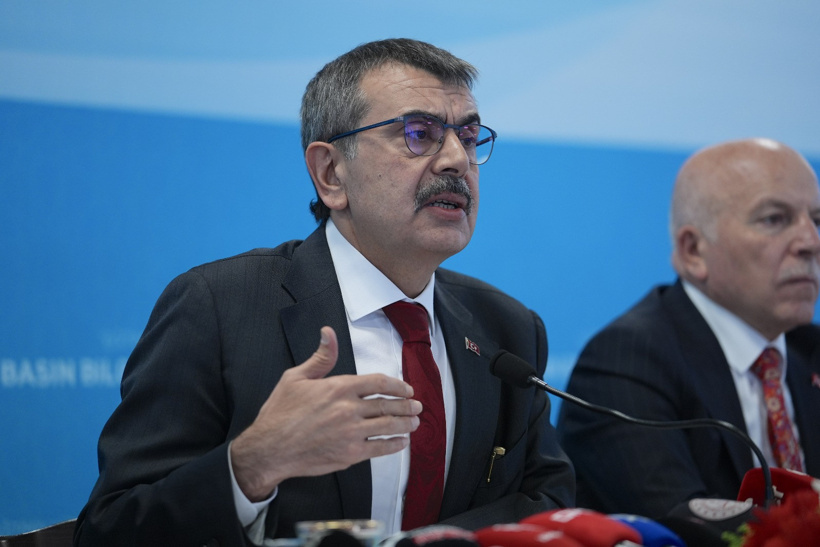Bakan Yusuf Tekin kendisini izleyen gazetecilere iPad hediye etti - Resim : 1