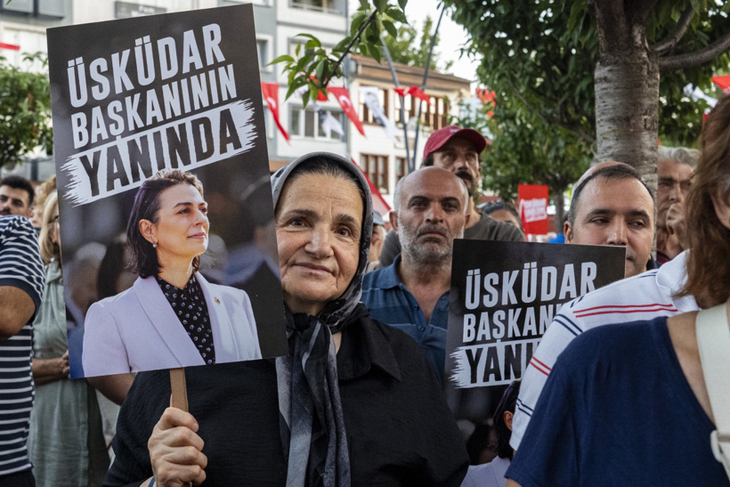 Gözaltındaki Sinem Dedetaş'a büyük destek: Yurttaşlar belediye önüne akın etti - Resim : 1