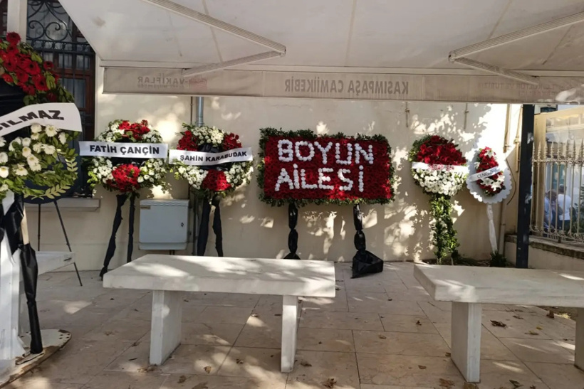 Firari çete yöneticileri cami avlusuna çelenk dizdi - Resim : 5