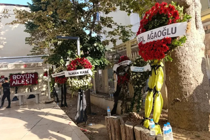 Firari çete yöneticileri cami avlusuna çelenk dizdi - Resim : 3