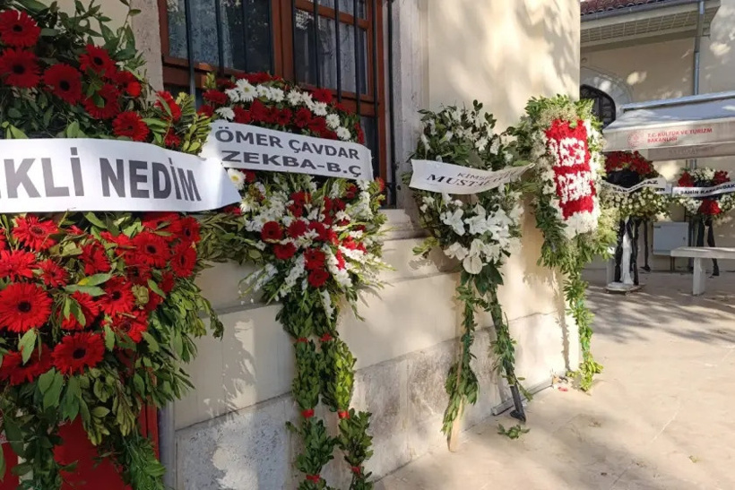 Firari çete yöneticileri cami avlusuna çelenk dizdi - Resim : 1