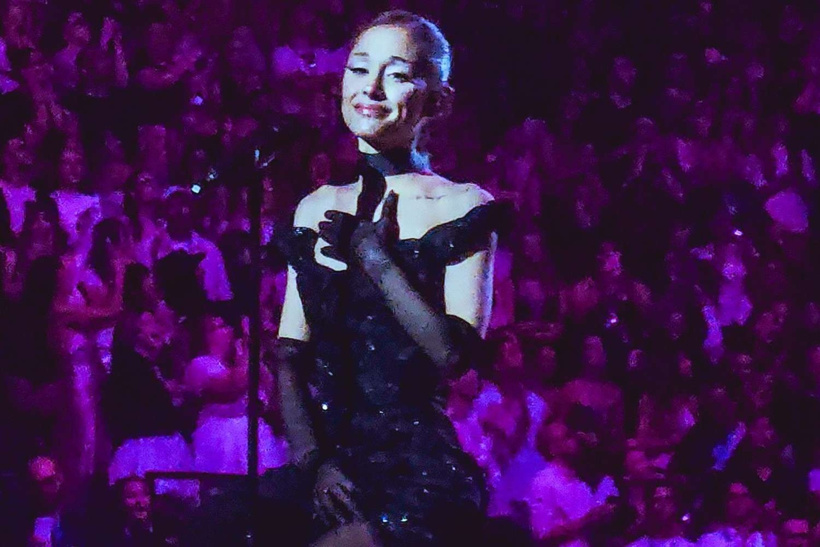 Ünlü şarkıcı son konserine çıktı: Sahnelere gözyaşlarıyla veda etti - Fotoğraf: 4
