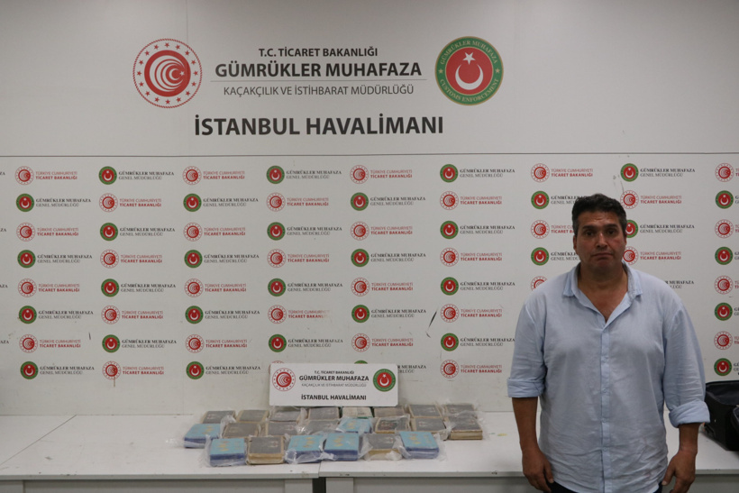 Kokain kaçıran Latin Amerikalılara İstanbul Havalimanı'nda operasyon! Pilot kıyafetliler firar etti - Resim : 2