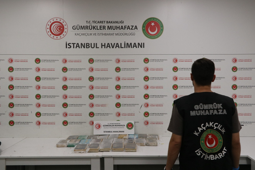 Kokain kaçıran Latin Amerikalılara İstanbul Havalimanı'nda operasyon! Pilot kıyafetliler firar etti - Resim : 4