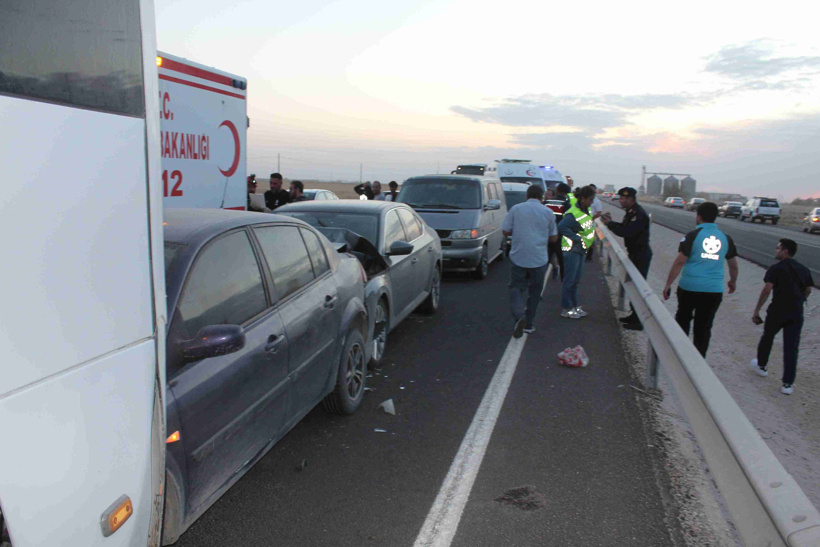 Kum fırtınası bir anda bastırdı: Yol görünmez oldu 7 araç birbirine girdi - Resim : 4