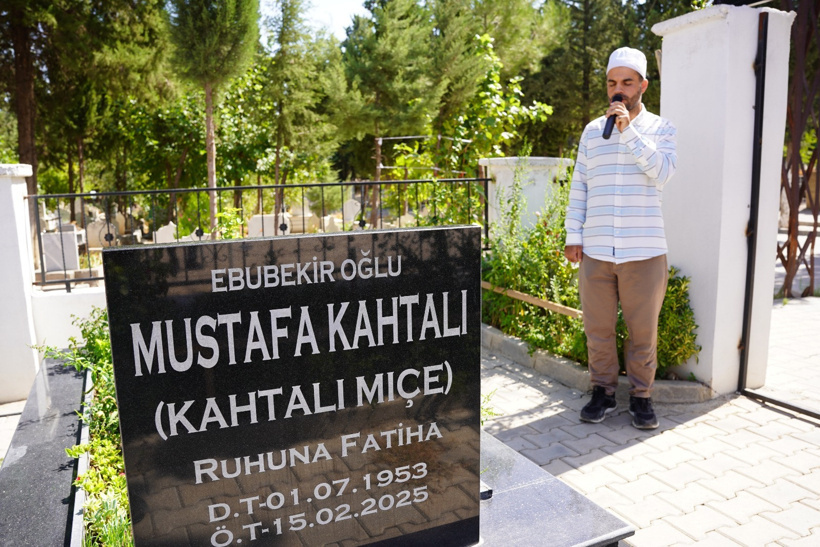 Kahtalı Mıçe'nin sevenleri mezarı başında toplandı - Resim : 4