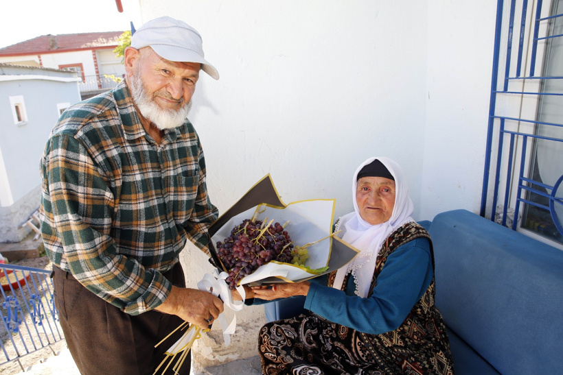 Ne çiçek ne pasta… 77 yaşındaki adamın eşine hediyesi bambaşka - Resim : 2