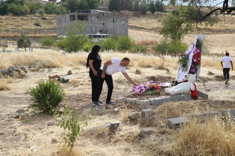 Narinciğin mezarına ziyaretçi akını: Yakın illerden gelip ağlıyorlar - Fotoğraf: 4