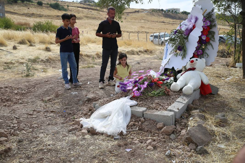Narinciğin mezarına ziyaretçi akını: Yakın illerden gelip ağlıyorlar - Fotoğraf: 2