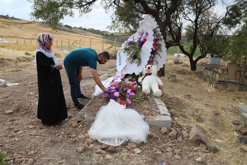 Narinciğin mezarına ziyaretçi akını: Yakın illerden gelip ağlıyorlar - Fotoğraf: 1