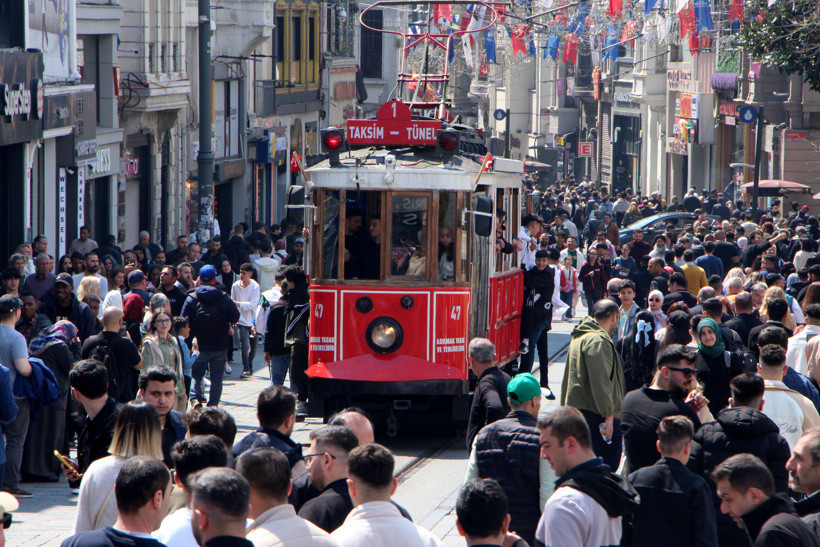 2023/04/21/istiklal-caddesinde-bayram-yogunlugu-8045-dhaphoto2.jpg