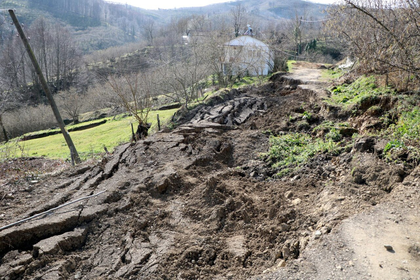 heyelanlar-koyu-parca-parca-yutuyor-2529-dhaphoto1.jpg