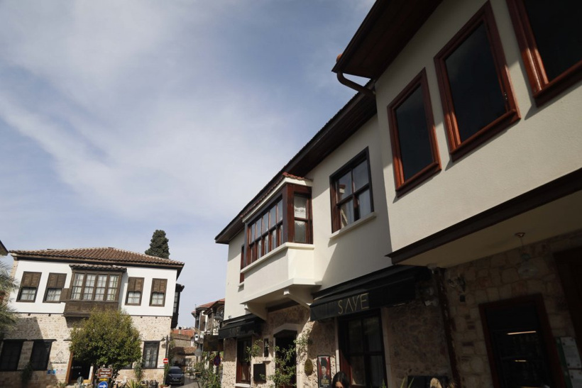 Antalya'nın kalbinde geceleri nüfusu on binleri geçen mahallede 83 seçmen, 3 muhtar adayı için oy kullanacak
