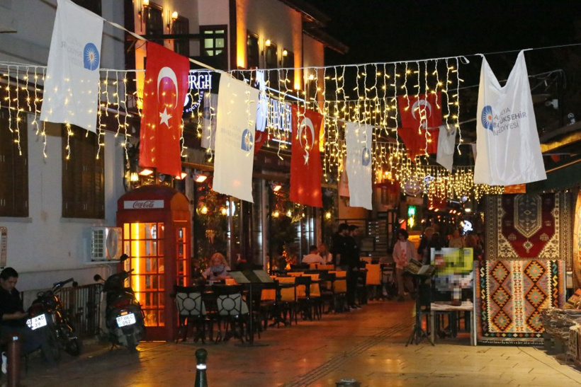Antalya'nın kalbinde geceleri nüfusu on binleri geçen mahallede 83 seçmen, 3 muhtar adayı için oy kullanacak