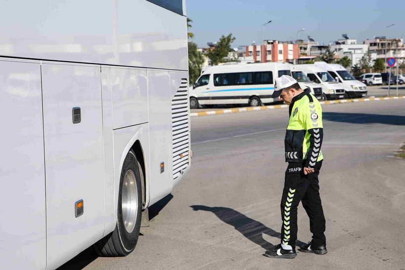 aa-20241201-36349017-36349015-adanada-yolcu-otobuslerinde-zorunlu-kis-lastigi-denetimi-yapildi-11zon.jpg