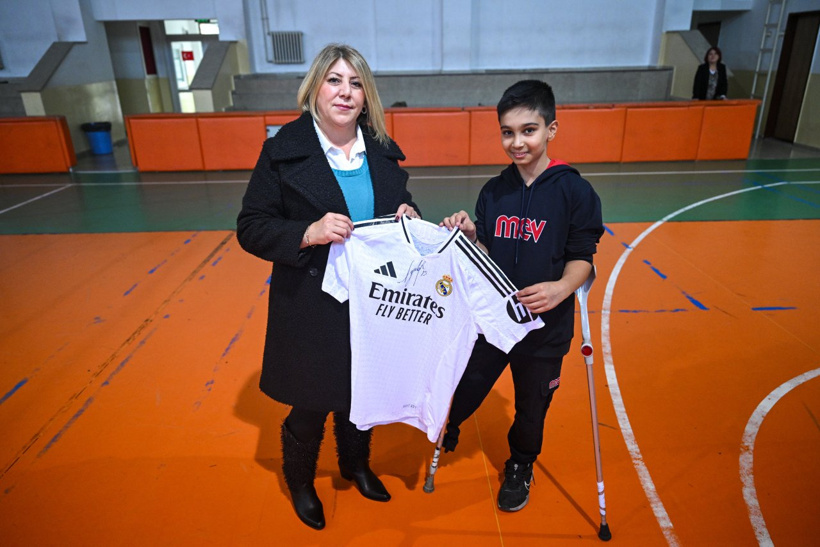 aa-20241204-36371858-36371840-arda-gulerden-hayrani-ampute-futbolcu-kereme-imzali-forma-surprizi.jpg
