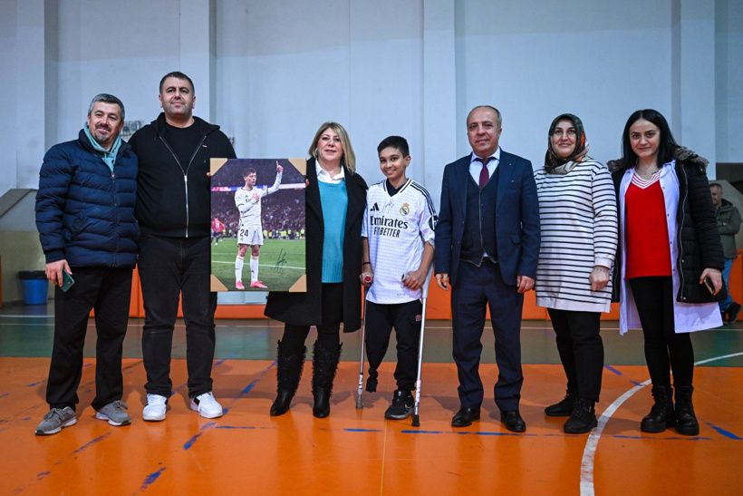 aa-20241204-36371858-36371841-arda-gulerden-hayrani-ampute-futbolcu-kereme-imzali-forma-surprizi.jpg