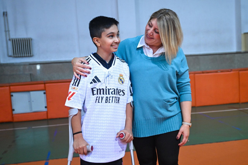 aa-20241204-36371858-36371842-arda-gulerden-hayrani-ampute-futbolcu-kereme-imzali-forma-surprizi.jpg