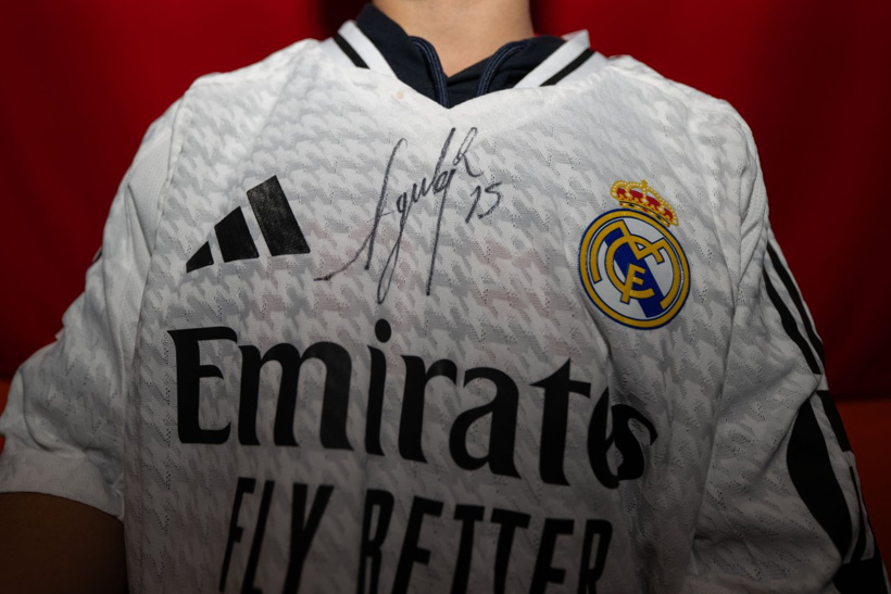 aa-20241204-36371858-36371848-arda-gulerden-hayrani-ampute-futbolcu-kereme-imzali-forma-surprizi.jpg