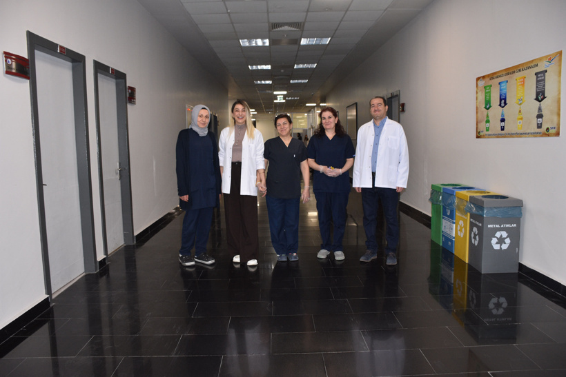 aa-20250401-37507441-37507430-doktor-cift-ayni-serviste-hastalara-yardimci-oluyor-min.jpg