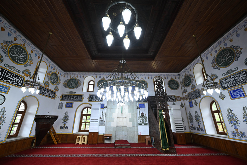 aa-20250927-39239003-39238992-trabzonun-yuzlerce-yillik-camileri-tas-ve-ahsap-sanatinin-zengin-orneklerini-sergiliyor-min.jpg