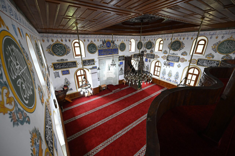 aa-20250927-39239003-39238995-trabzonun-yuzlerce-yillik-camileri-tas-ve-ahsap-sanatinin-zengin-orneklerini-sergiliyor-min.jpg