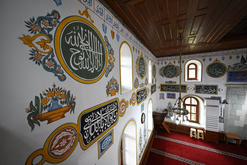 aa-20250927-39239003-39238996-trabzonun-yuzlerce-yillik-camileri-tas-ve-ahsap-sanatinin-zengin-orneklerini-sergiliyor-min.jpg