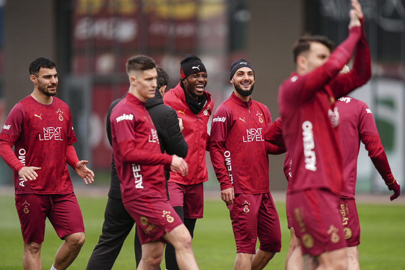 aa-20260416-41123662-41123649-lider-galatasarayda-coskulu-antrenman.jpg