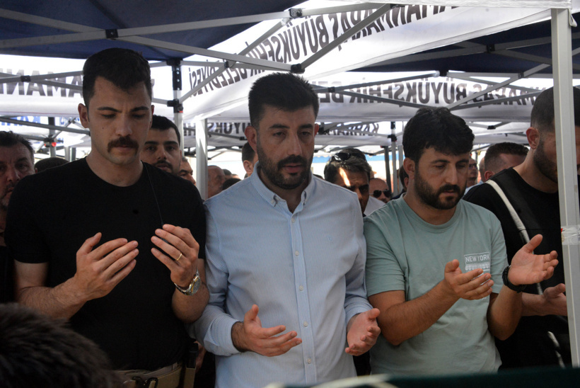 Yanarak ölen 3 engelli kardeş toprağa verildi! 'Gözlerinin önünde feryatlarını duyarak kaybetti' - Resim : 4